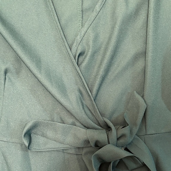 Elegant Green Wrap Dress with Ruffle Detail - Picture 3 of 3